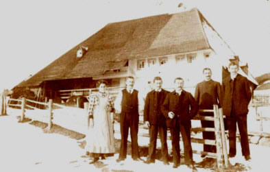 Die Familie Albiez mit dem Mienihof